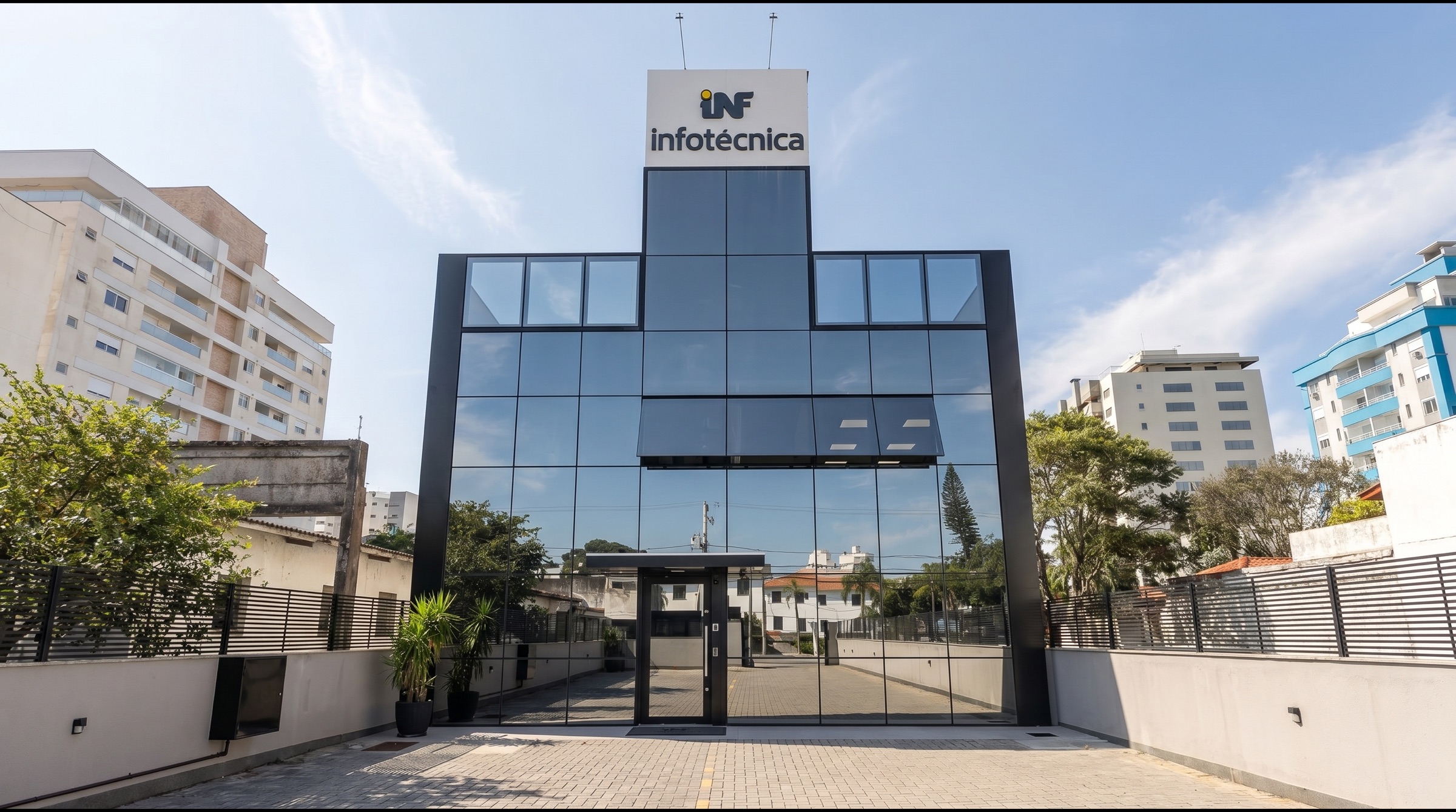 Fachada da sede da Infotécnica em Estreito, Florianópolis-SC — prédio de vidro escuro com logo INF no topo da torre