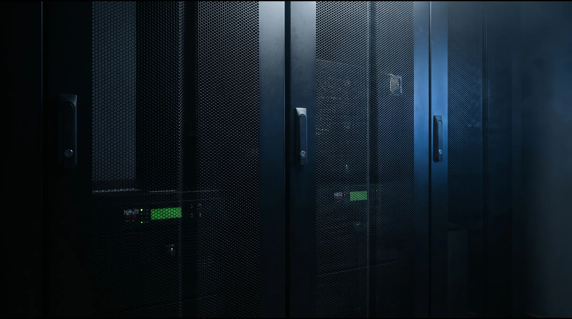 Sistema de redundância de energia em datacenter — UPS e baterias enfileiradas