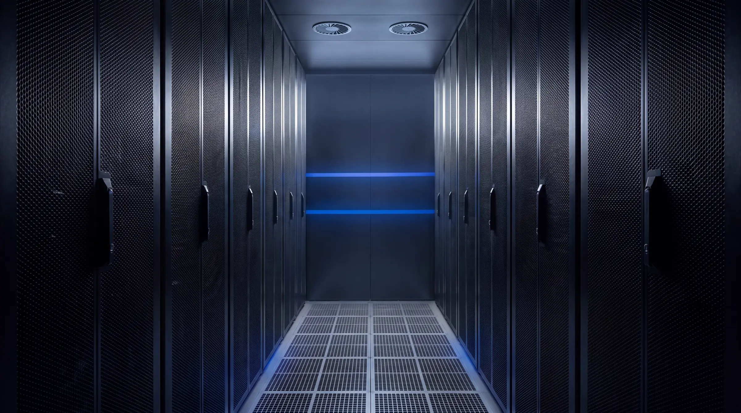 Corredor de datacenter Infotécnica iluminado por LEDs azuis em ambos os lados