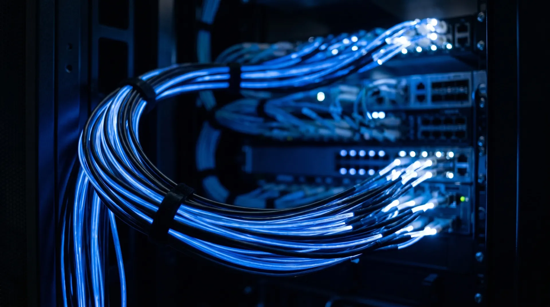 Cabos de fibra óptica conectados a portas de switch em rack